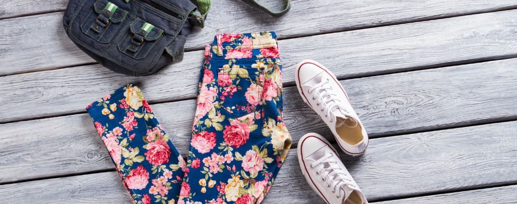 Comment porter un pantalon fleuri ?